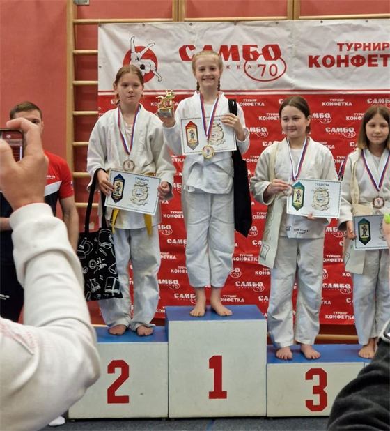 Четыре девочки в белых кимоно на пьедестале турнира «Конфетка» в Центре образования «Самбо-70»