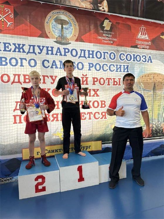 Пьедестал Кубка МСБС России в Санкт-Петербурге: спортсмен с тремя медалями и кубком на первом месте