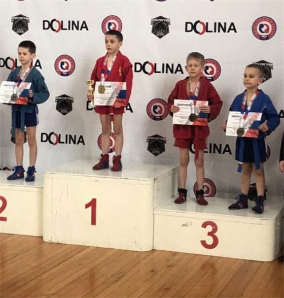 Четыре мальчика на пьедестале турнира Dolina